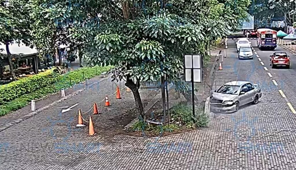 Cámaras de videovigilancia captan choque de vehículo contra poste en Santa Tecla