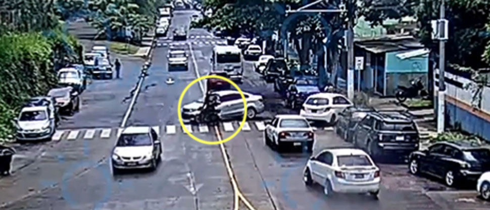 VIDEO: conductora provoca accidente y huye tras desligarse de responsabilidades