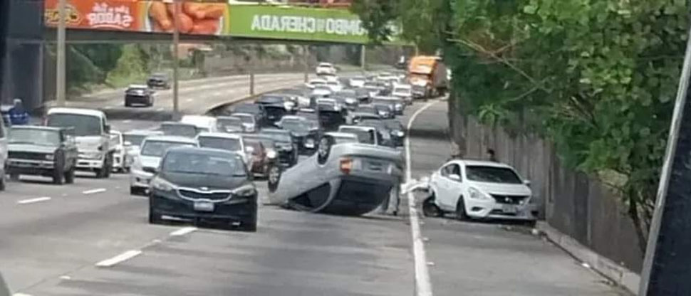 Reportan aparatoso accidente en bulevar Monseñor Romero