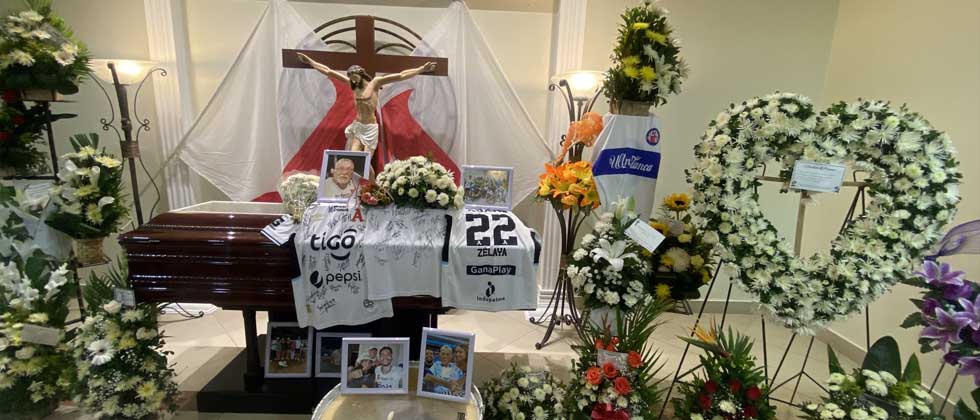 Cumplen último deseo de aficionado del Alianza entierrándolo con los colores de su club