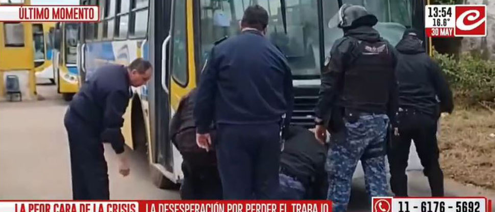 Argentina: Hombre recibe la peor noticia y se tira debajo de un autobús