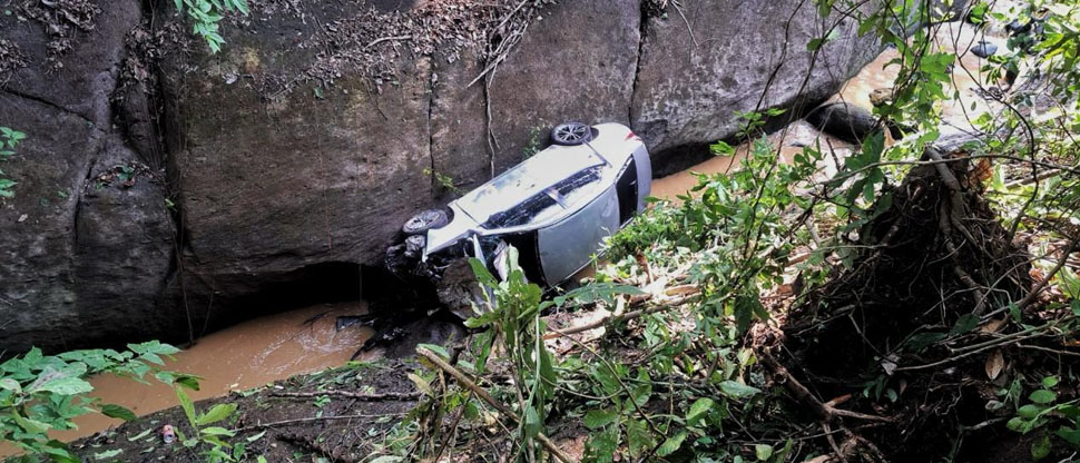 Conductor pierde el control y cae hacia un barranco en San José ...