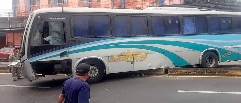 Busero intenta cruzarse el carril contrario y la unidad queda atascada entre los separadores