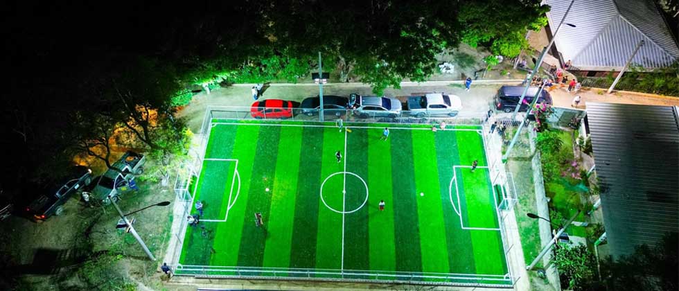 Entregan la quinta de 100 canchas de fútbol para sano esparcimiento en comunidades