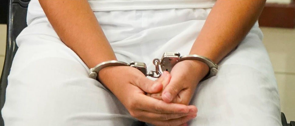 Arrestan a adolescente de 17 años acusada de dar fuerte golpiza a otra menor y dejarla al borde de la muerte