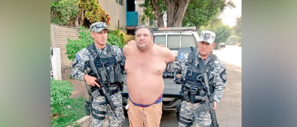 Le cae los tres doritos después a hombre que amenazó con arma blanca a personas en Santa Ana