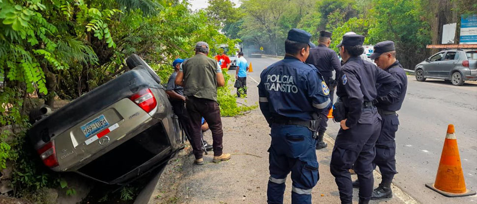 Vehículo vuelca y deja dos lesionados en carretera Troncal del Norte