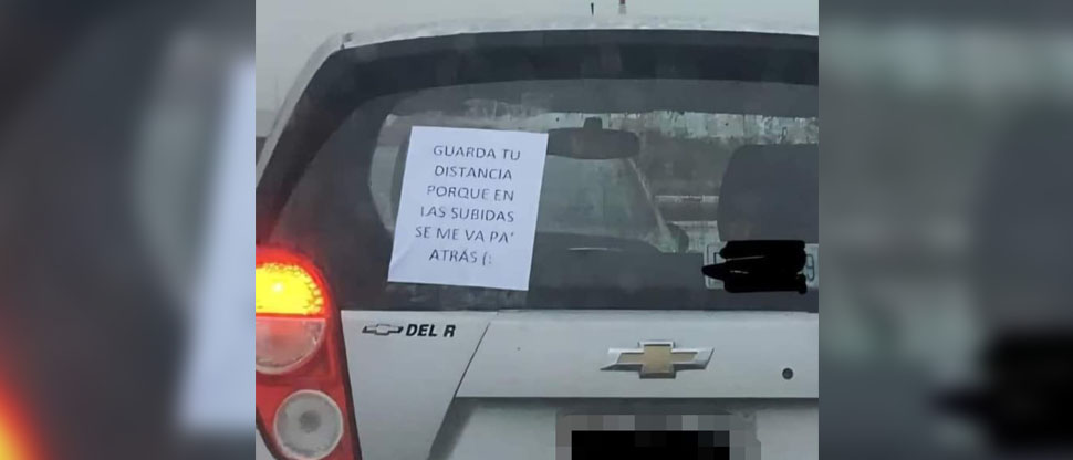 Conductor advierte a los demás que en las cuestas el carro se le va para atrás