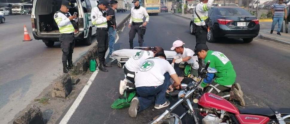 Auxilian a motociclista que chocó en el bulevar de El Ejército