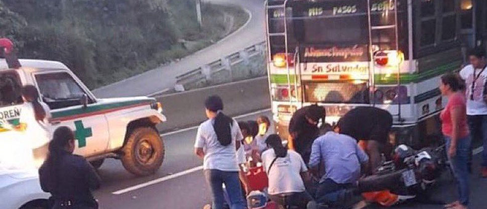 Motociclista resulta lesionado tras chocar contra la parte trasera de un autobús en Santa Ana