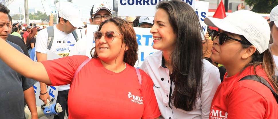 Claudia Ortiz se une a marcha del FMLN y se toma fotos con sus simpatizantes