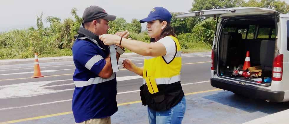 Entregan artículos de seguridad vial a motociclistas y conductores