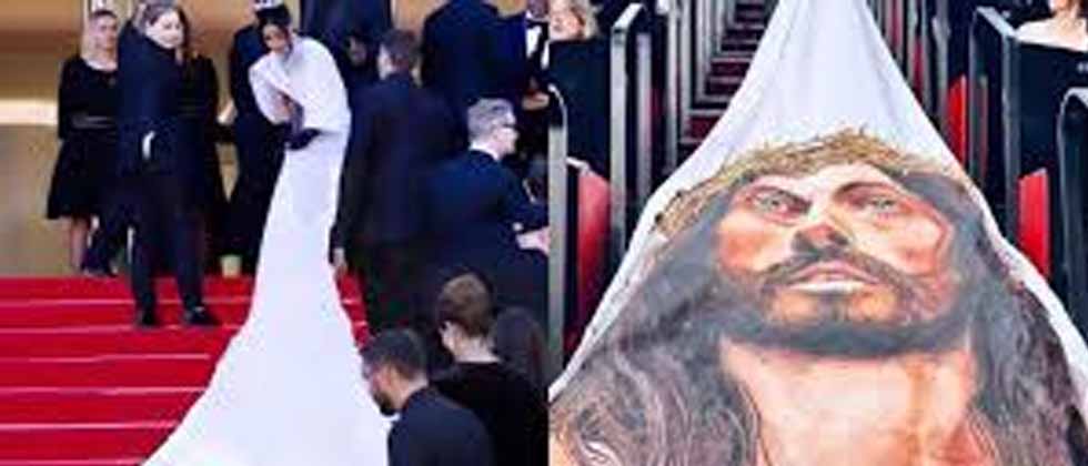 Actriz discute con guardias por no dejarla mostrar su vestido con el rostro de Jesús