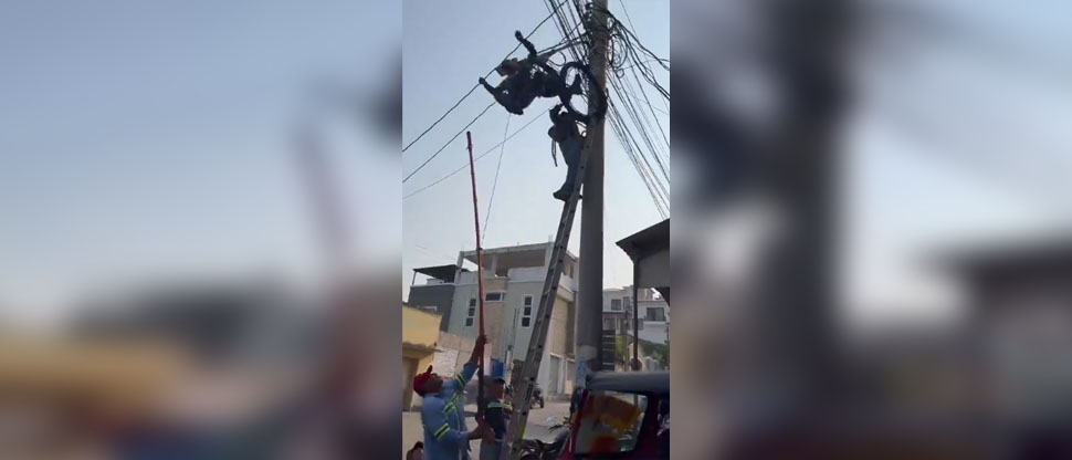 Captan momento cuando trabajador recibe una descarga eléctrica