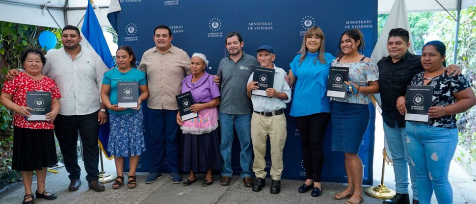 Ministerio de Vivienda entregan escrituras a 156 familias de la comunidad esperanza en Usuluán