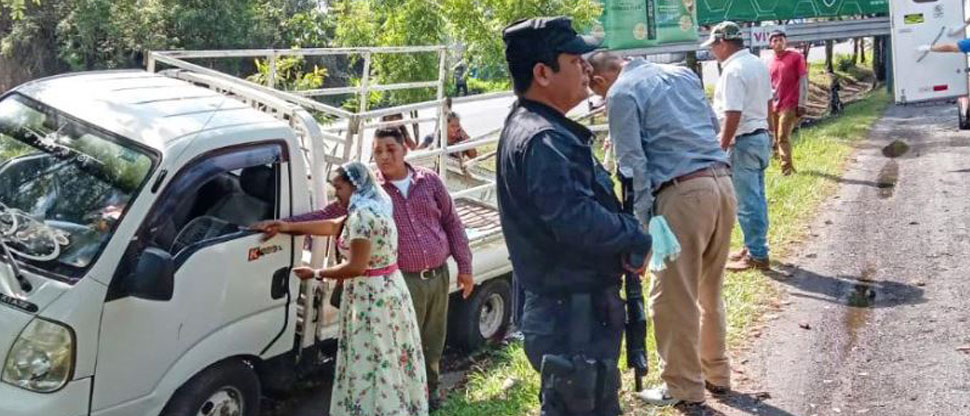 Tortazo: Hombre fallece tras chocar con su camión contra un árbol y tres más quedan lesionados
