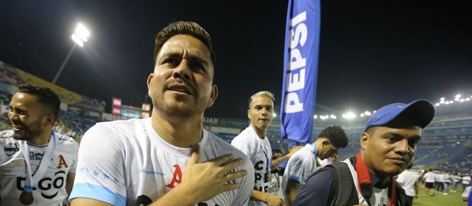 Fito Zelaya felicita al nuevo “Rey de Copas” tras ganar su título número 19