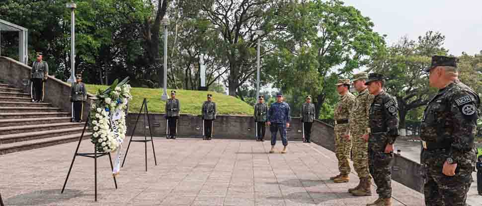 Colocan ofrendas florales en conmemoración del Bicentenario de la Fuerza Armada