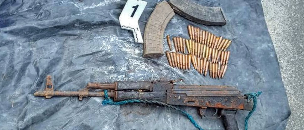 Militares localizan fusil AK47 con cargadores y cartuchos ocultos con plástico en Soyapango