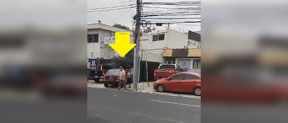 Adultos mayores exponen sus vidas por conductores que estacionan sus vehículos en las aceras