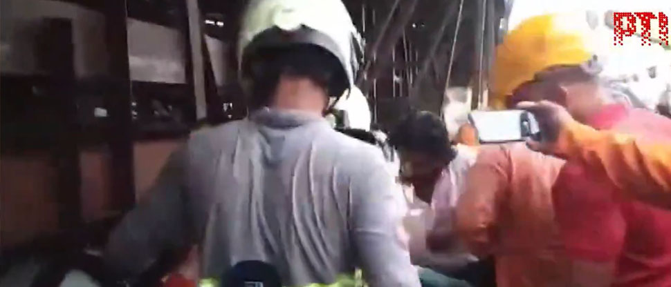India: 4 fallecidos y más de 60 heridos dejó el desplome de una valla publicitaria en gasolinera
