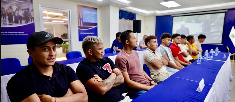 Ministro de trabajo se reunió con los jugadores de la Liga Mayor