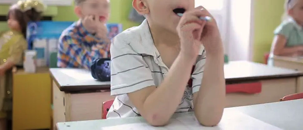 Niño de 7 años se traga accidentalmente mientras jugaba