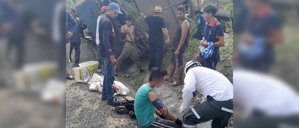 Reportan personas lesionadas tras volcar camión en carretera a San Pablo Tacachico