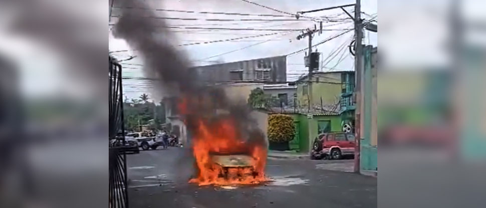 Conductor pasa momentos de angustia al ver su vehículo consumido por las llamas