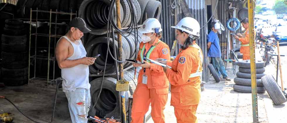 Inspeccionan llanterías para evitar emergencias en San Salvador