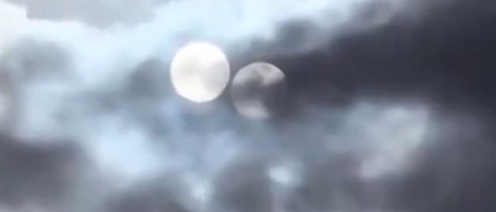 Captan en cielo nublado dos cuerpos celestes