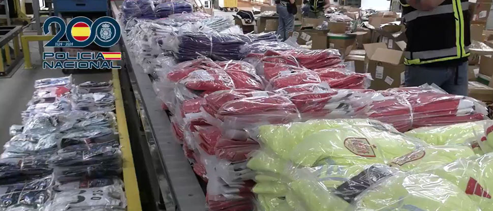 España: La Policía Nacional interviene más de 11 toneladas de camisetas falsificadas de equipos de fútbol