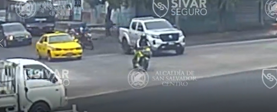 Conductor de pickup se pasa señal de Alto y embiste a motociclista