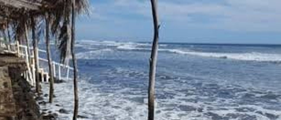 Tres personas fueron arrastradas por una corriente marina en playa de Usulután