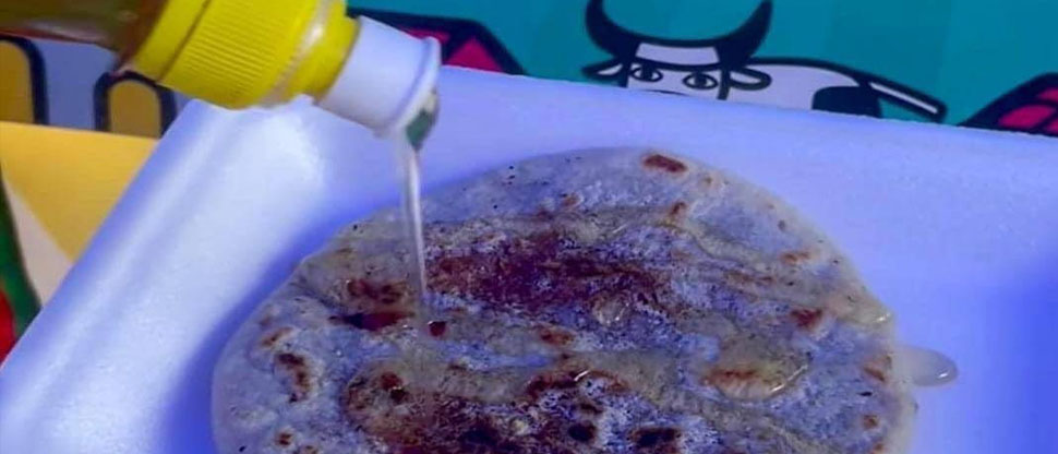 Pupusas con miel de abeja, la nueva tendencia que degusta el paladar de los chalatecos