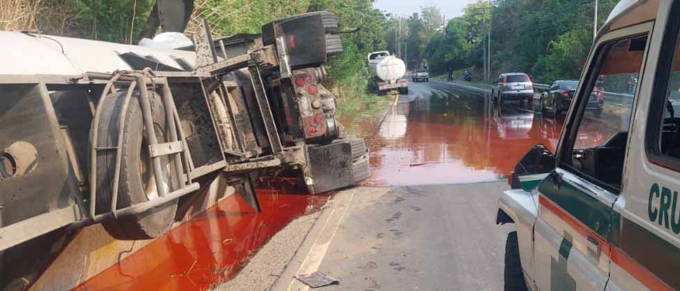 Rastra que transportaba aceite vuelca sobre carretera Panamericana