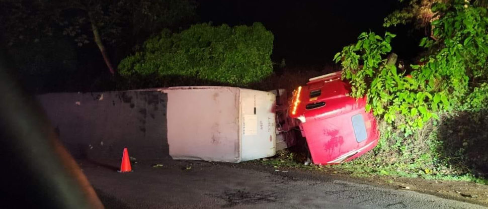 Conductor de rastra se duerme y vuelca en carretera Panamericana