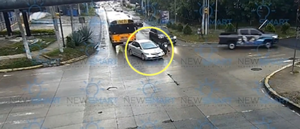 Conductor realiza maniobra indebida y provoca accidente de tránsito en Santa Tecla
