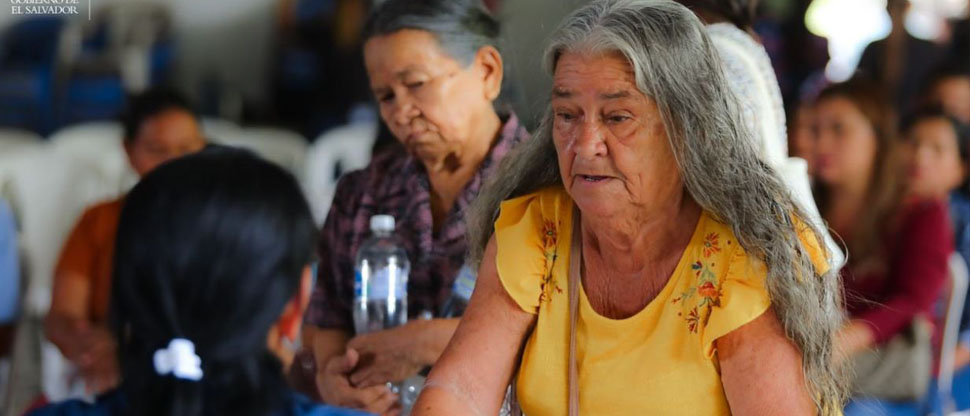 Ministra de Vivienda entrega títulos de propiedad a familias de la comunidad Hacienda El Pital, en El Paisnal