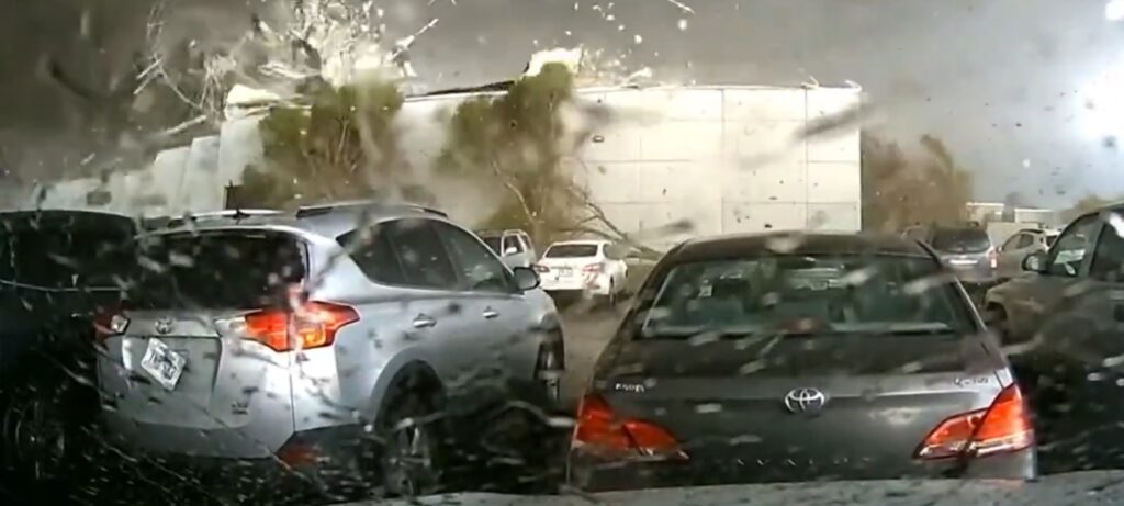 Poderoso tornado destruye en segundos edificio en Nebraska