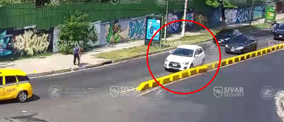 Conductor por ir distraído, colisiona con separador de calle