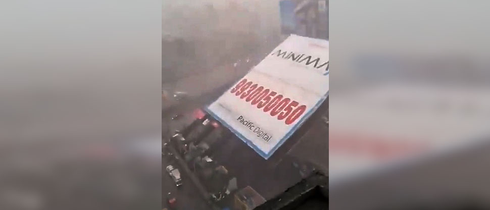 Asciende a ocho muertos tras desplome de gigantesca valla publicitaria en India