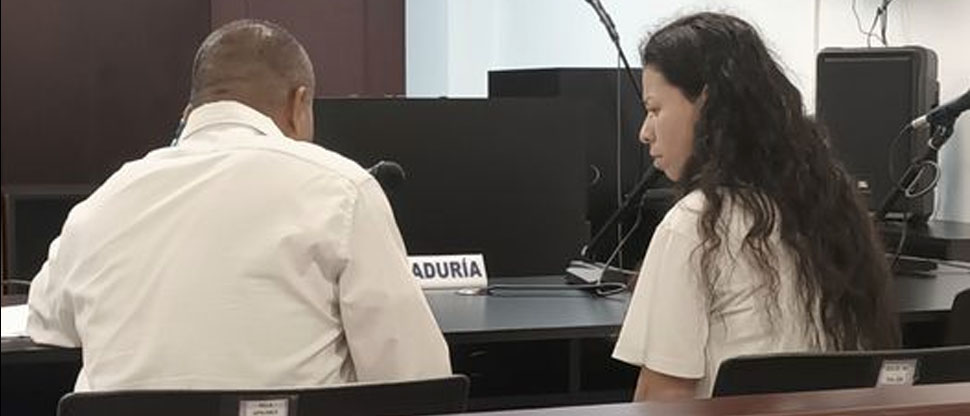 Envían a juicio a mujer que no protegió a su hija de 9 años de los abusos de su padrastro