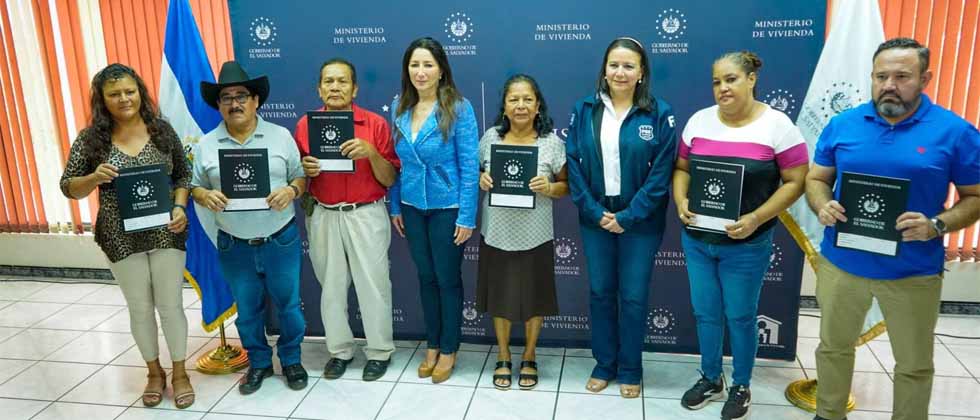 Ministerio de Vivienda entrega 70 escrituras de propiedad a familias afectadas por ARGOZ