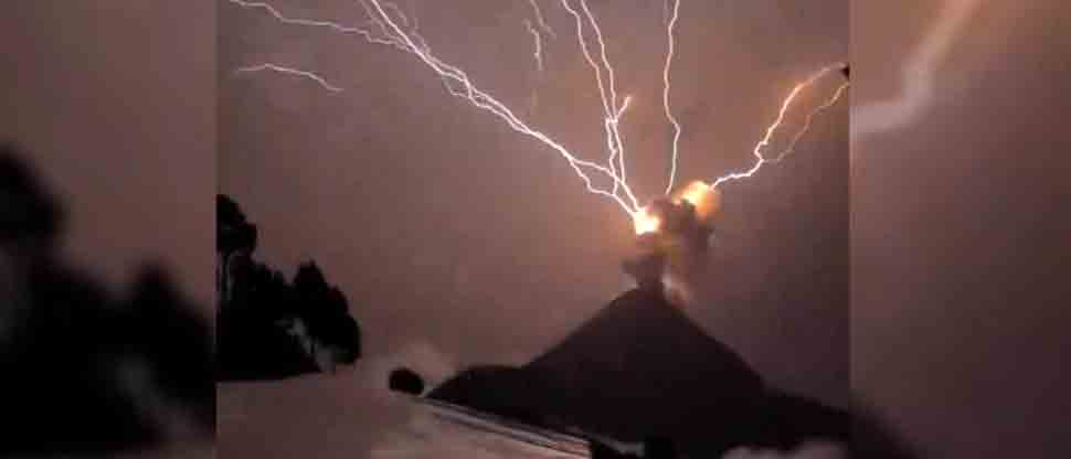 Imágenes apocalípticas: rayo cae en plena erupción del volcán de Fuego en Guatemala