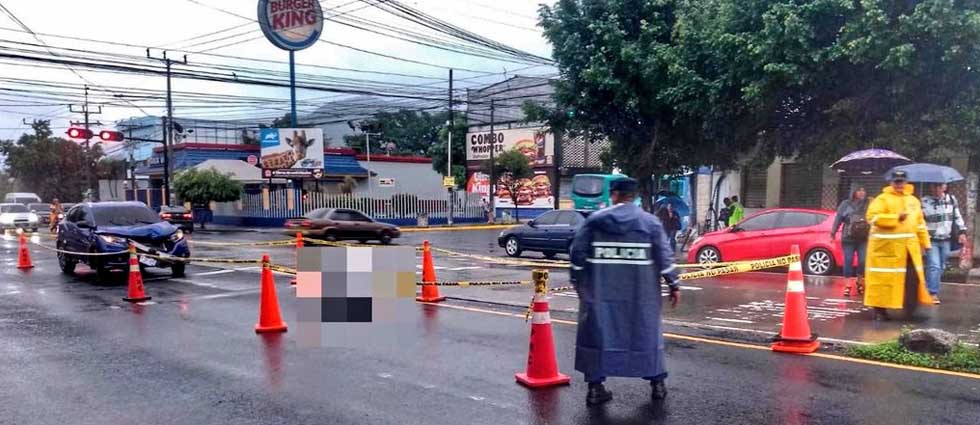 Una persona fallece tras ser arrollada en San Salvador cuando quería cruzar la calle