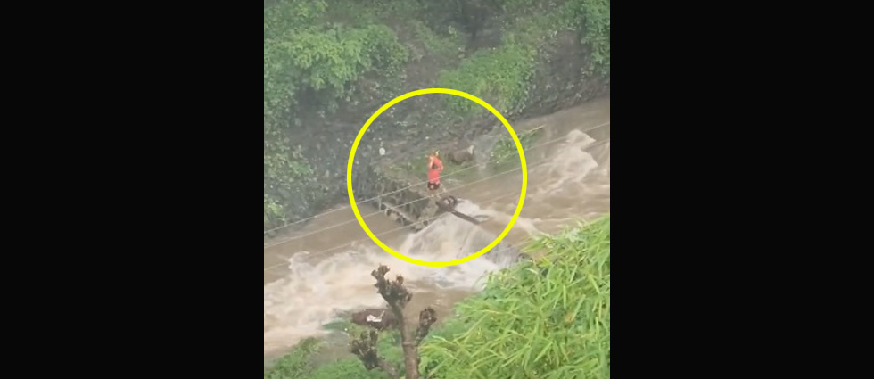 Graban a mujer cruzando un río en La Libertad