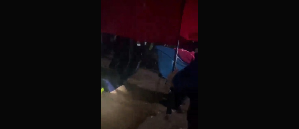 Rescatan a una madre con su hijo recién nacido tras inundarse su vivienda en La Libertad