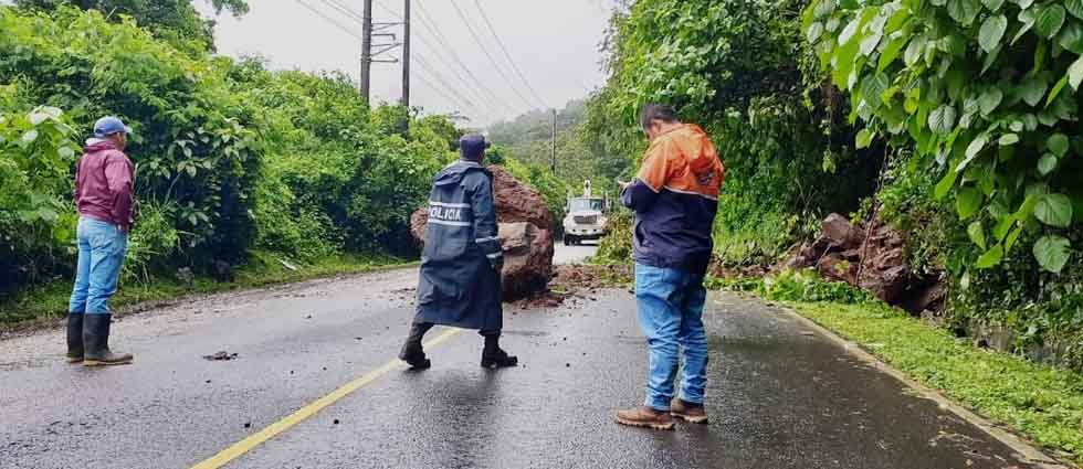 Enorme roca cae en carretera de Ahuachapán: PNC orienta el paso en la zona