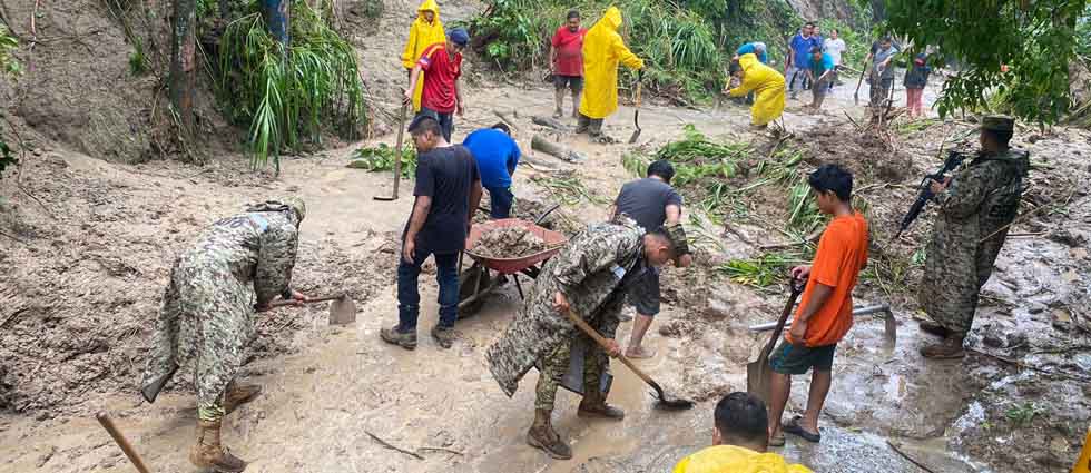 Militares y civiles trabajan de la mano para habilitar paso hacia un cantón capitalino